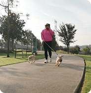 Persona corriendo por la ciclovía